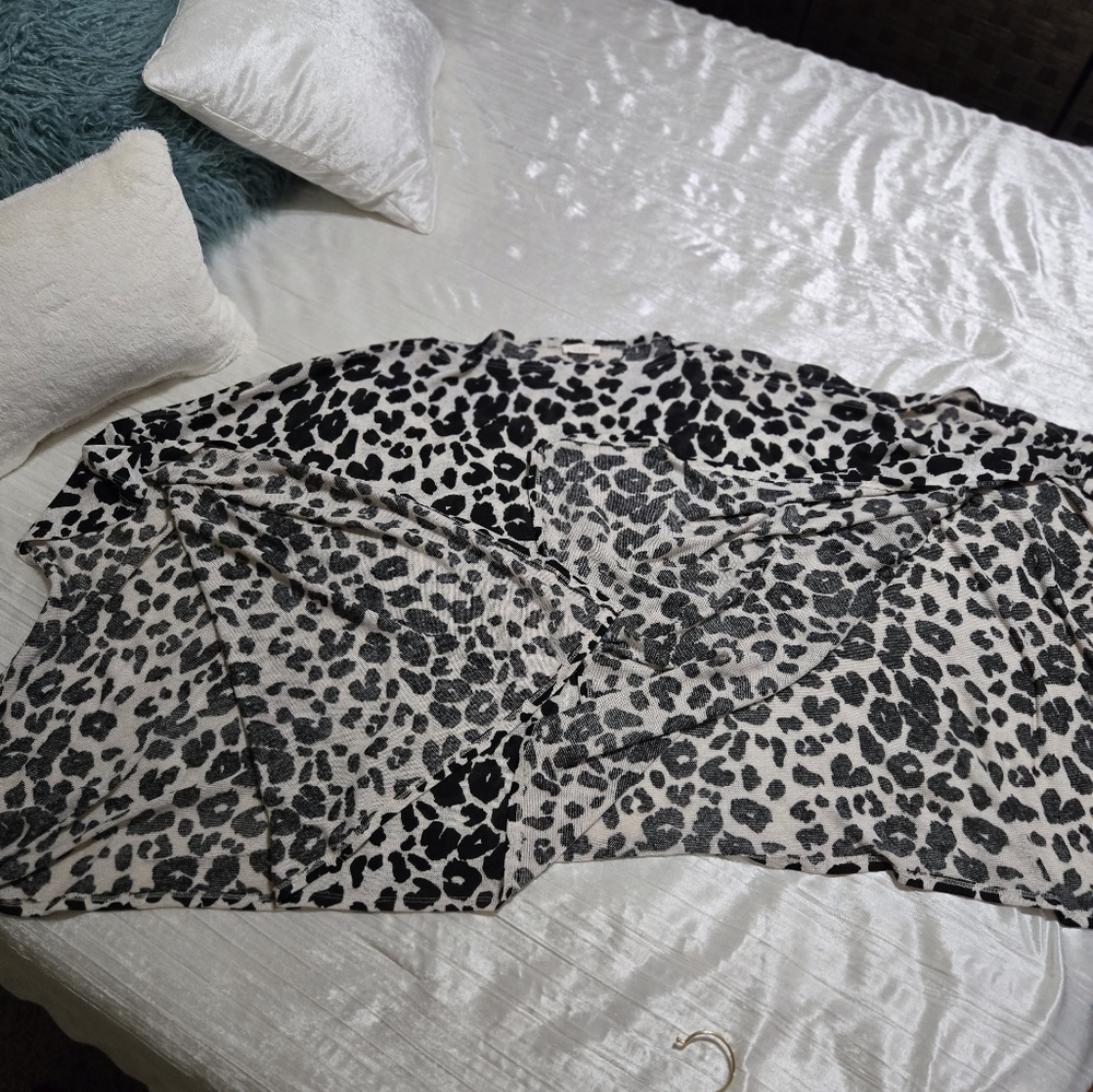 Leopard Print Women's Poncho NWOT Never Worn! - Picture 6 of 8